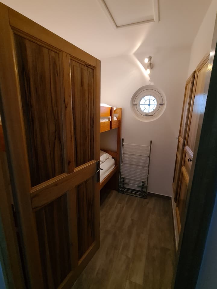 Двуетажни легла и място за съхранение 