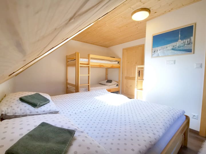 Спалня със самостоятелна баня и тоалетна