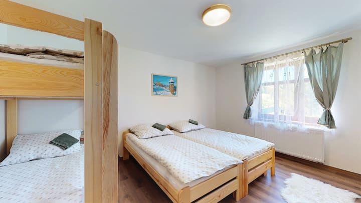 Спалня Шерак със самостоятелна баня и тоалетна