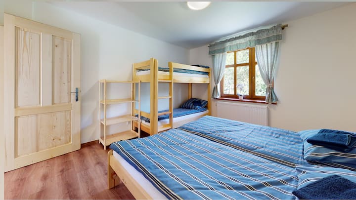 Спалня Keprnik със самостоятелна баня и тоалетна