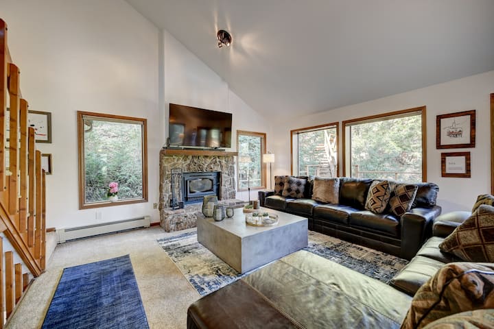 Luxury Evergreen Retreat | Hot Tub Near Red Rocks - Idaho Springs