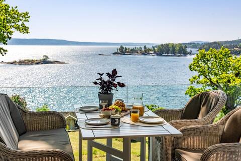 Lovely location first facing the sea