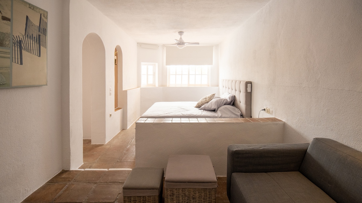 Poolwohnung: bedroom with ensuite bathroom