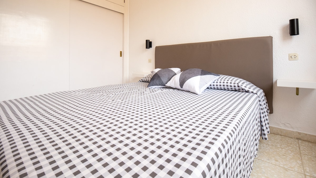 Patio 5: Studio with double bed, kitchenette and bathroom