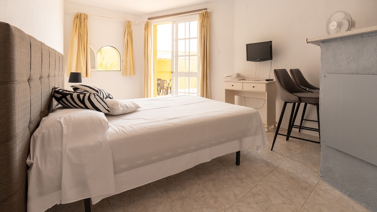 Patio 6: Studio with double bed, kitchen and bathroom