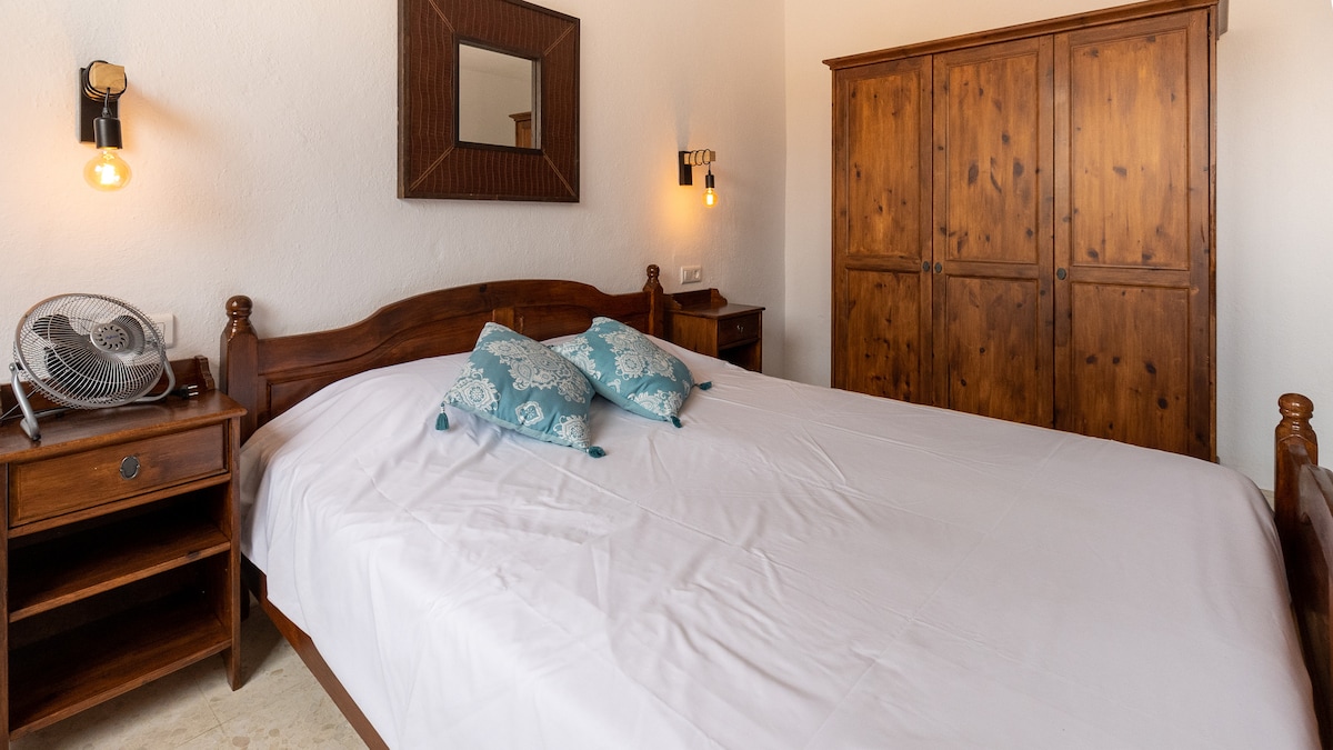 Patio 4: Studio with double bed, bathroom and kitchenette