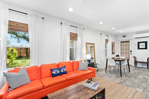Top Airbnb: Historic Carriage House, 2 blocks to square in Denton