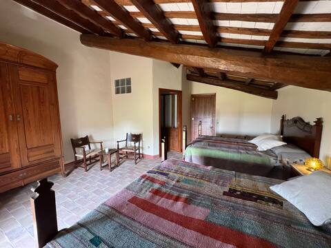 Private rooms in an old catalan house, quiet place