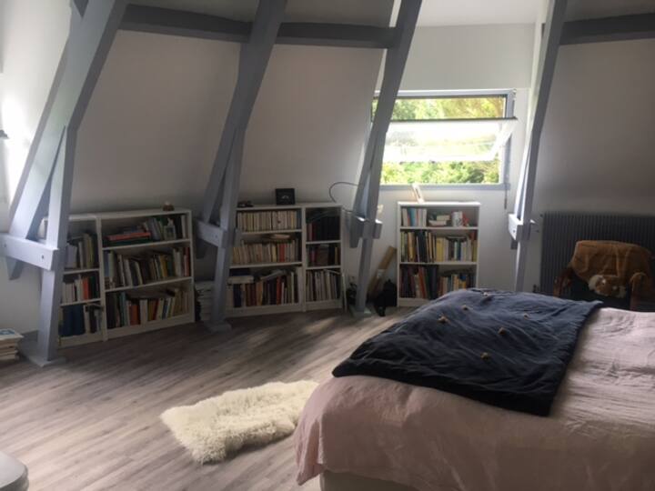 Chumba cha kulala cha Master, madirisha matatu kwenye bustani