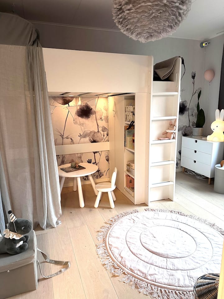 ห้องนอนเด็กพร้อมเตียงเดี่ยวธรรมดา (90)