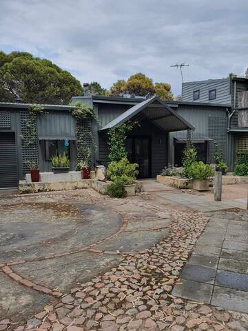 Lacabane Retreat – Gum Tree House gallery image 2