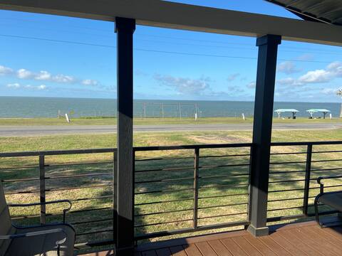 Comfortable Bayfront 2-Bed/1-Bath Pre-fab House
