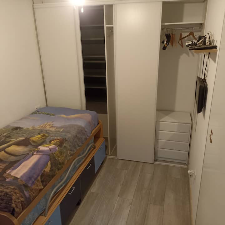 Segunda habitación con dos camas y un amlio armario. Tambén con tv digital con conexión a cientos de canales y escritorio. 

Niños o adultos podrán disfrutar de una estupenda estancia en Suite Madrid Rio
