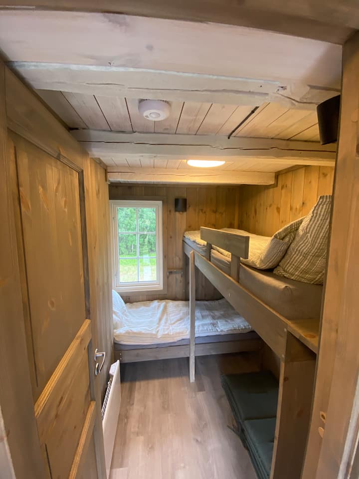 Chumba cha kulala kwenye ghorofa ya 1 ambapo kitanda kwa dirisha kinachukua sentimita 72x187 na kitanda katika bunk ya juu ni 75x210cm