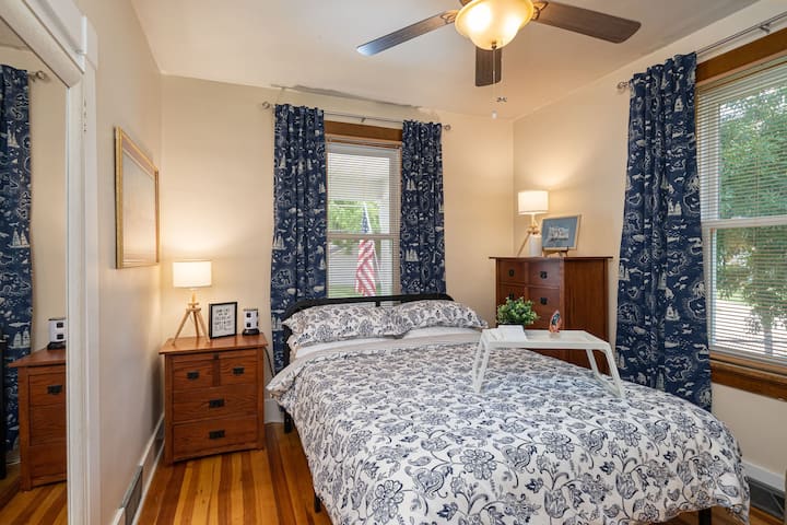 ห้องนอนมีเตียงควีนไซส์ที่มีพื้นที่เพียงพอสำหรับเก็บข้าวของของคุณ 