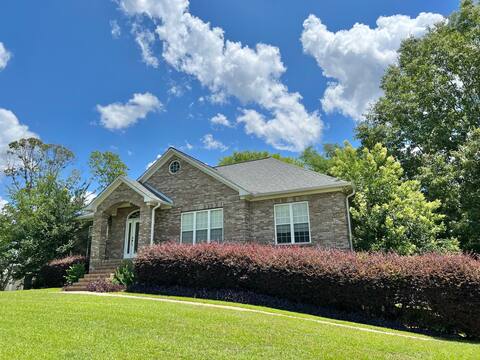 Spacious Lake House with 6 bedrooms, tons of fun