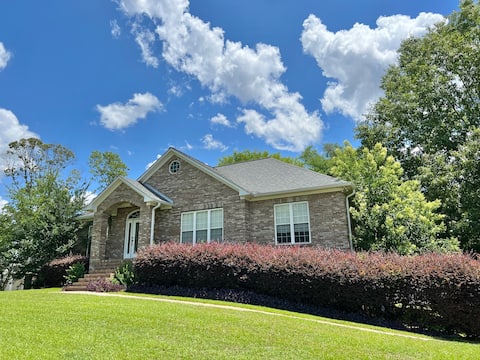 Spacious Lake House with 6 bedrooms, tons of fun