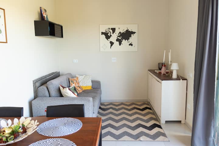 ห้องนั่งเล่นที่เรามีทีวีด้วย 