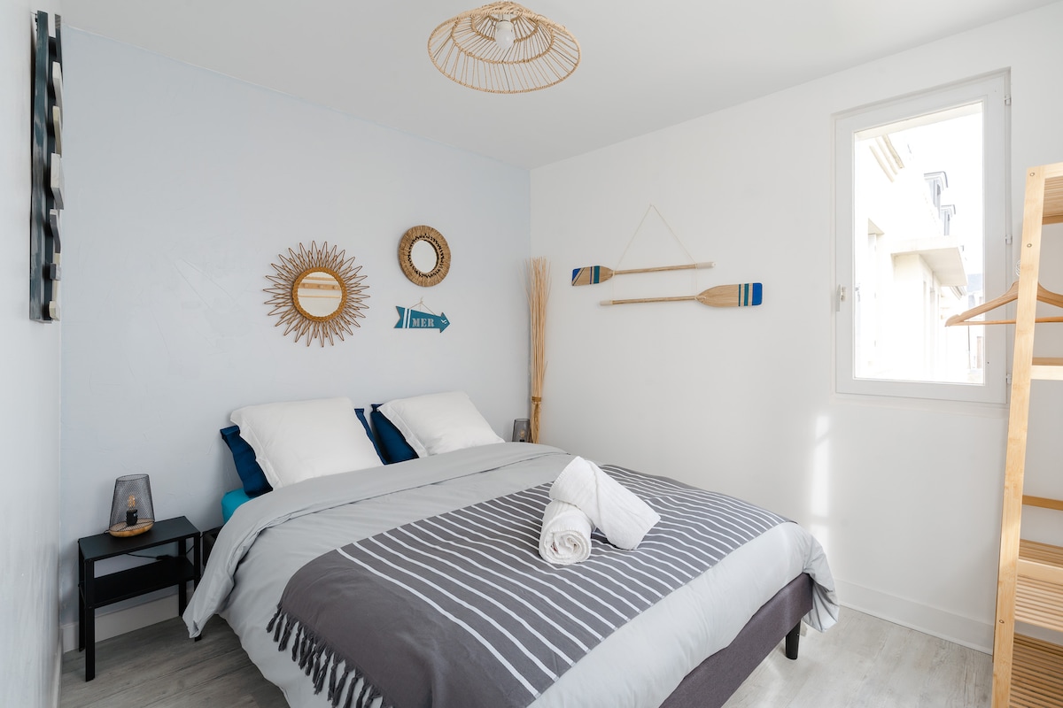 Krevet 160x200, otvoreni ormar, rolete.