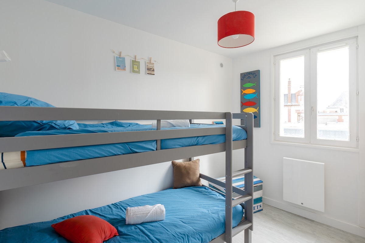 Kreveti na kat, kutija za igračke, dostupne knjige.