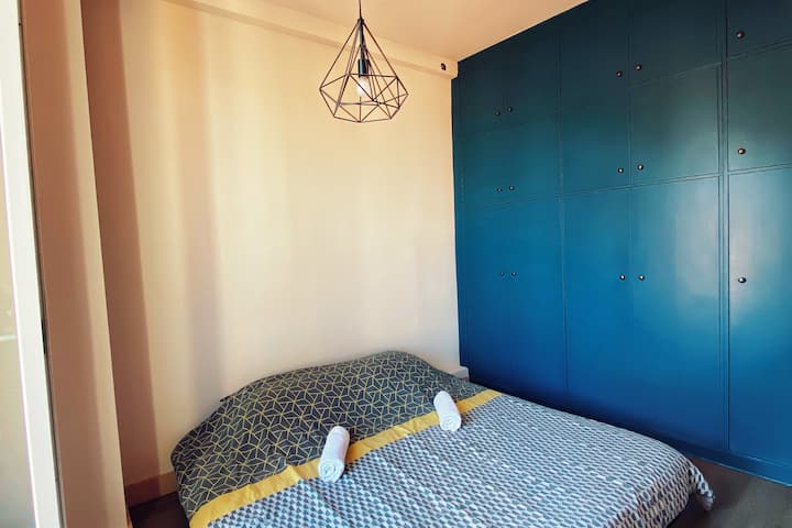 Chambre avec grand dressing encastré et son lit king size 2x2m