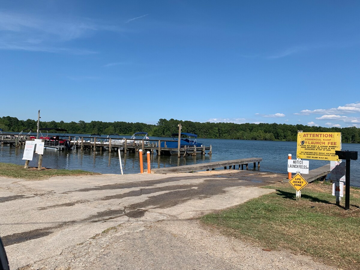 Spacious fishing house in the heart of goat island Houses for Rent in