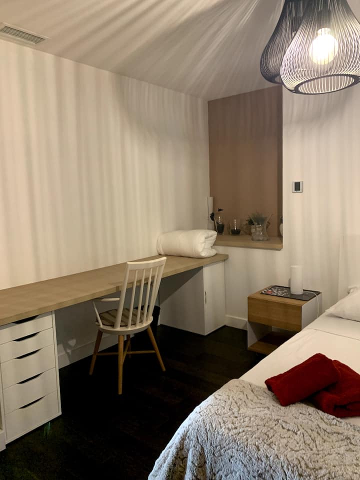 спалня  2, южно изложение в средата, легло 140x200. индивидуален и регулируем климатик, баня на площадката.
изглед към ъгъла на бюрото.