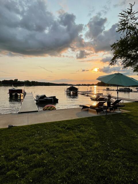Lake Front Cottage with hot tub, sleeps 6