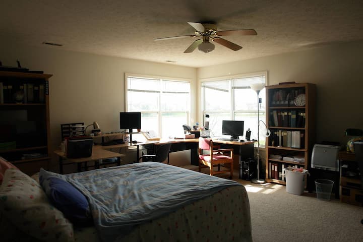Boiler Up! Upstairs study room with Queen size bed - Houses for Rent in