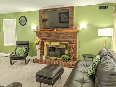 3 Bedroom/2 Bath Cozy Apartment with Large Deck