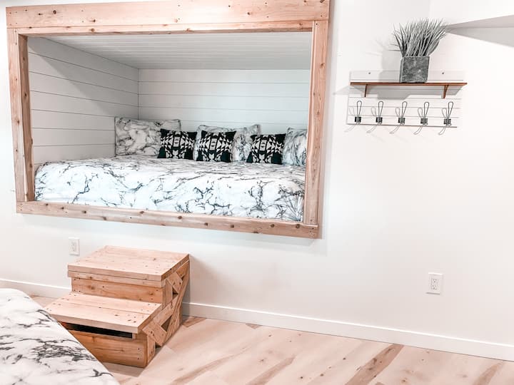 במפלס התחתון עם כניסה נפרדת יש סלון, חדר רחצה שני וחדר שינה רביעי עם מיטת קווין סייז מובנית ומיטת טווין עם תאום.