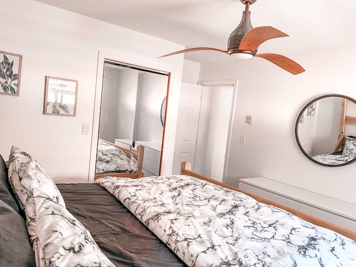 חדר שינה ראשי כולל מיטת קינג סייז בקליפורניה