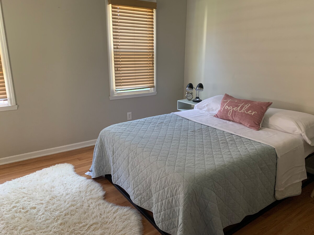 Veliki krevet s TV-om od 43 inča u sobi u kojoj ćete spavati