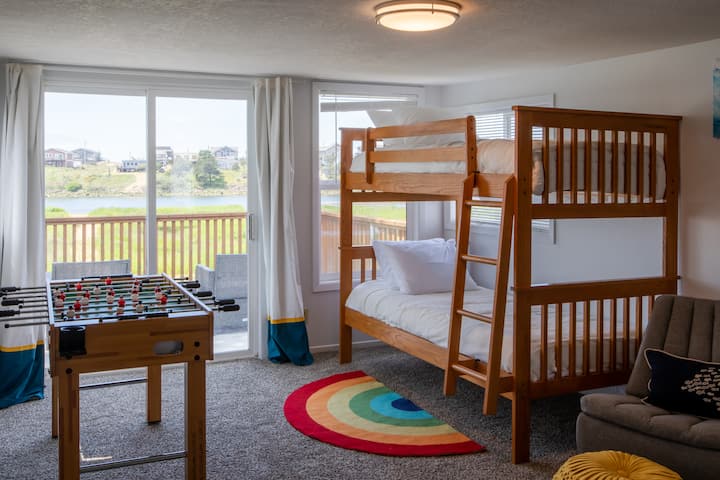 اصنع ذكريات عائلية دائمة في غرفة الأطفال الرائعة هذه. تتميز بأسرّة مكونة من طابقين متينة وطاولة كرة قدم داخل الجناح وشرفة خاصة تطل على مناظر خلابة للأهوار، وهي مزيج مثالي من اللعب والاسترخاء لعطلتك القادمة.