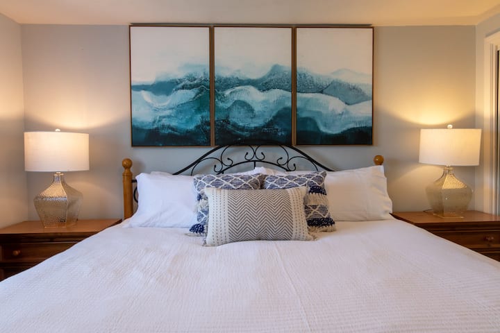 النوم بأناقة وراحة. تتميز غرفة النوم هذه المصممة بشكل جميل بفن أنيق على شاطئ البحر وإضاءة دافئة ومحيطة، مما يخلق جوًا راقيًا ودافئًا في الوقت نفسه، وهو مثالي لقضاء عطلتك القادمة المريحة.