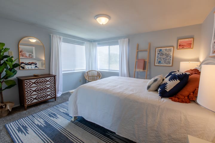 استمتع بالإحساس بالضياء والتهوية في غرفة النوم المصممة بشكل جميل. تجتمع الملمس الساحلي العصري والألوان الزرقاء الهادئة معًا لتوفير ملاذ هادئ لن ترغب أبدًا في مغادرته.