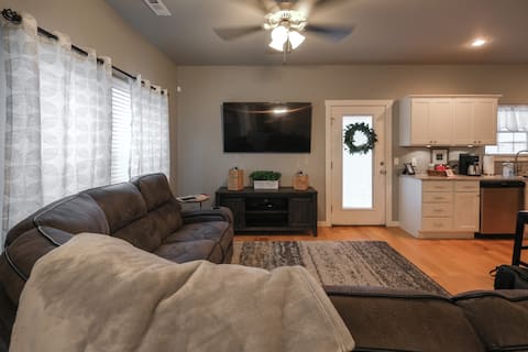 Top Airbnb: Cheerful 2 Bedroom Townhouse close to Univ of Ark! in Fayetteville