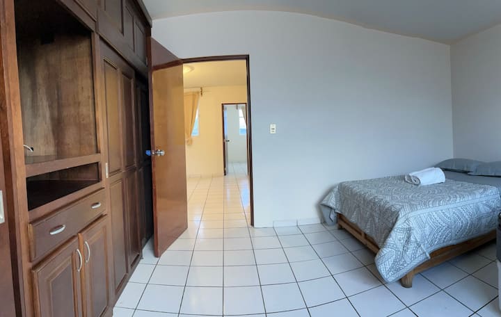 Спалня 4 с ново легло и нов матрак, с просторен гардероб 