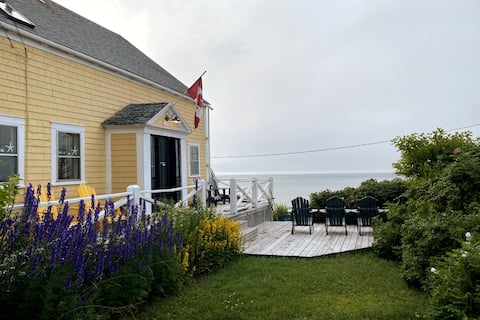 Harbour House - Halls Harbour Waterfront Getaway