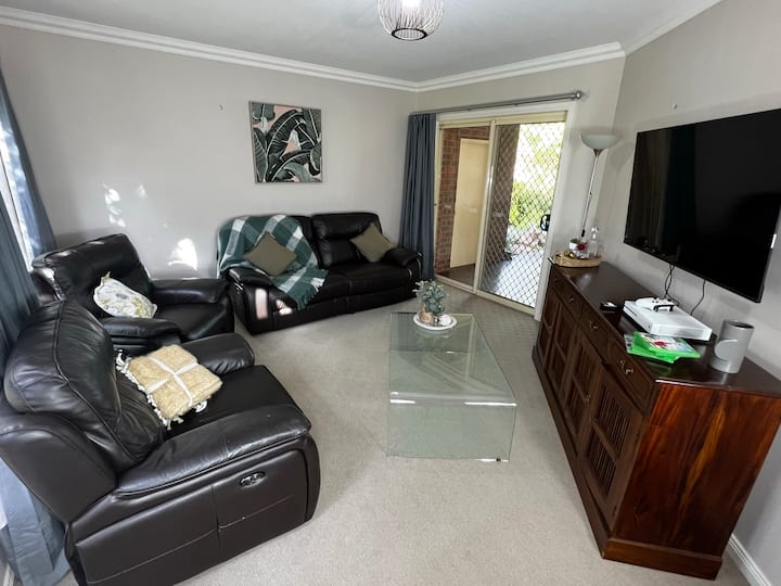 Immaculate 4 Bedroom House, Great For Groups - Tocumwal