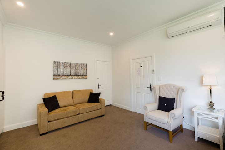 Yaldara House – House next to a Chateau gallery image 4