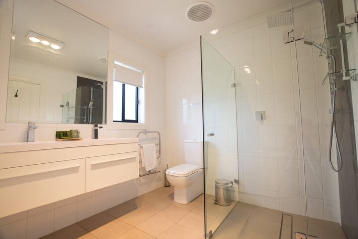 Yaldara House – House next to a Chateau gallery image 3