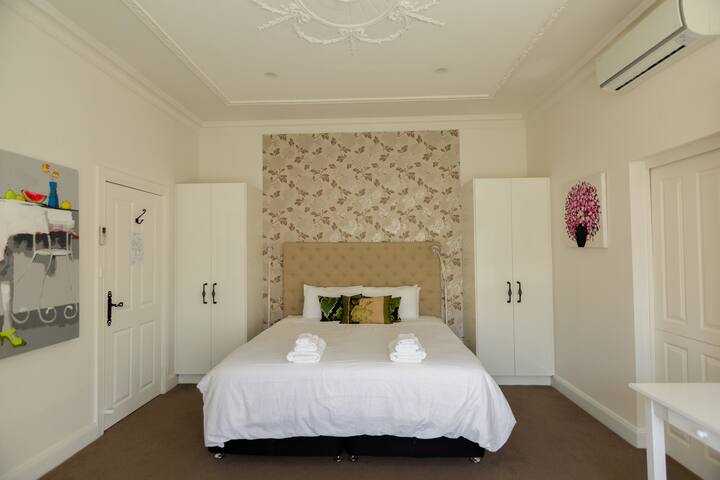 Yaldara House – House next to a Chateau gallery image 5