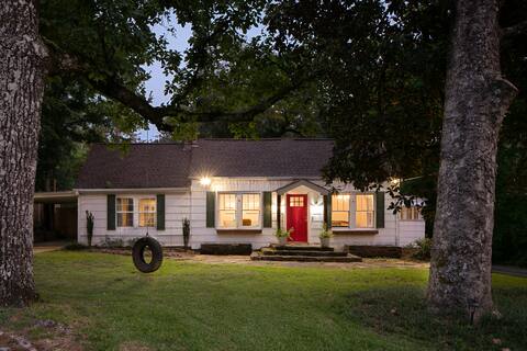 Darling Farmhouse on an Acre off 65