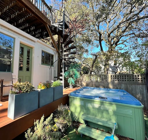 Grand 1868 Victorian, Family-Friendly w/ Hot Tub