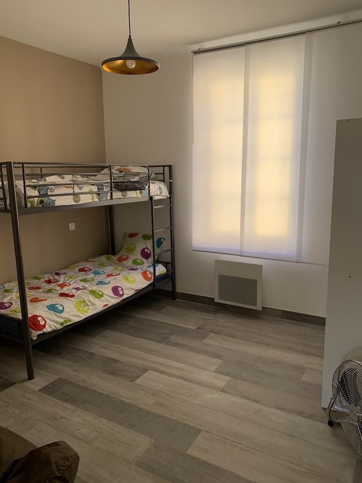 habitación con dos literas individuales