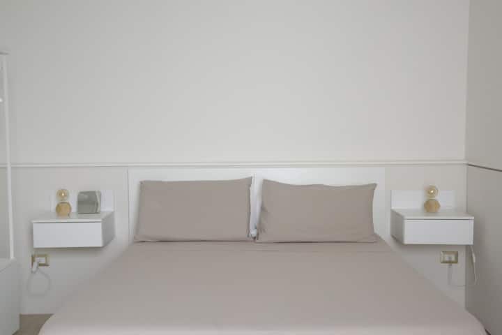 Dhomë gjumi dopio me një kasafortë me yje. 