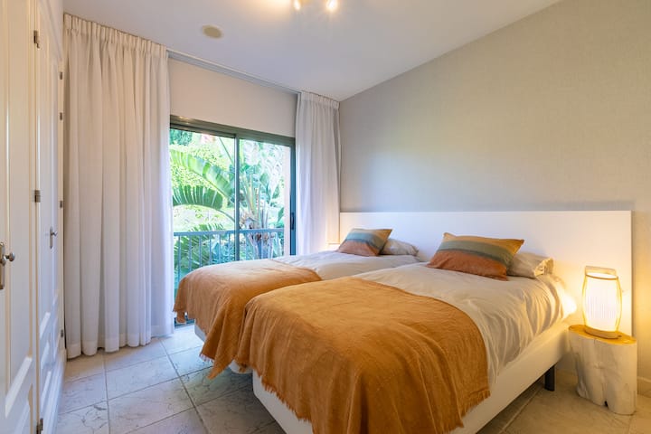 غرفة نوم ثانية مجهزة بسريرين مفردين يمكن دفعهما معًا لتشكيل سرير مزدوج. تحتوي غرفة النوم على مساحة تخزين واسعة مع خزانات ملابس مجهزة.