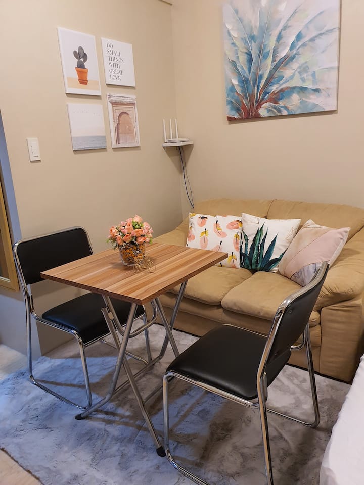 Avec table à manger pliante.