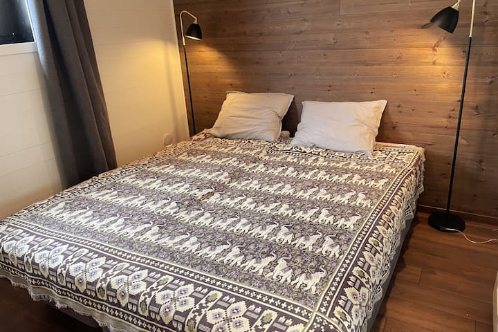 Chumba cha kulala na mtazamo wa Sonfjället. Vitanda viwili vya mtu mmoja sentimita 90. Kabati na kabati la nguo, pamoja na ndoano ukutani.